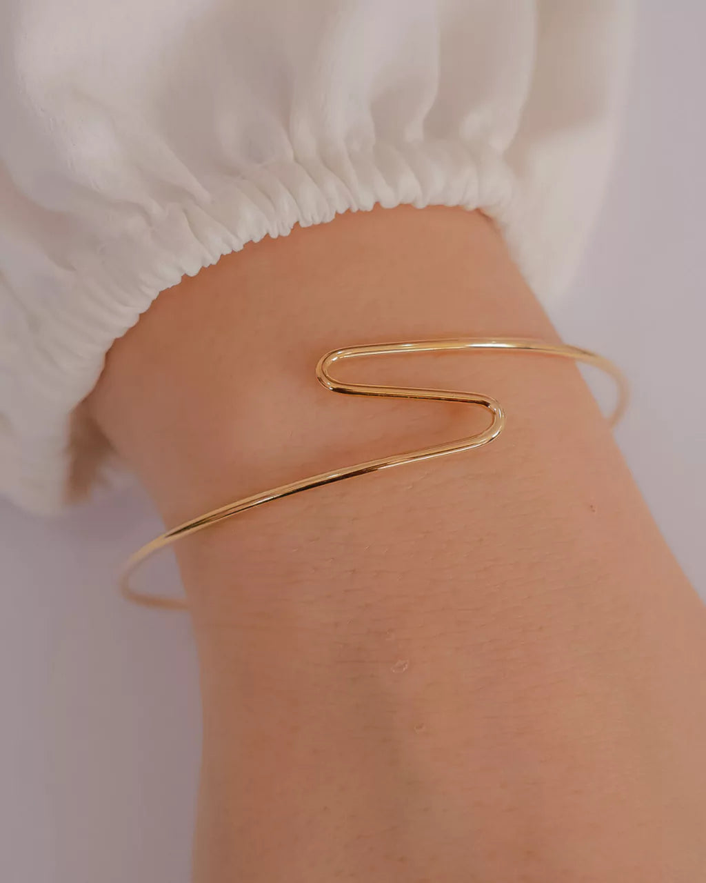 Pulseira Bracelete Aro Liso com uma Ondulação no Dourado