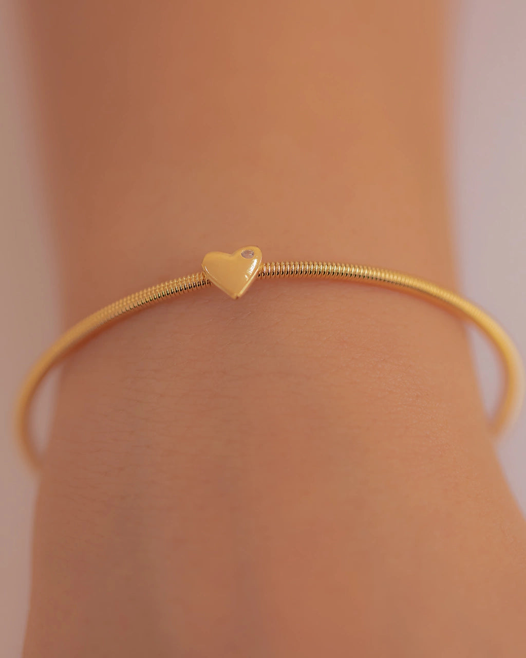 Pulseira Bracelete com Coração e uma Micozirconia no Dourado