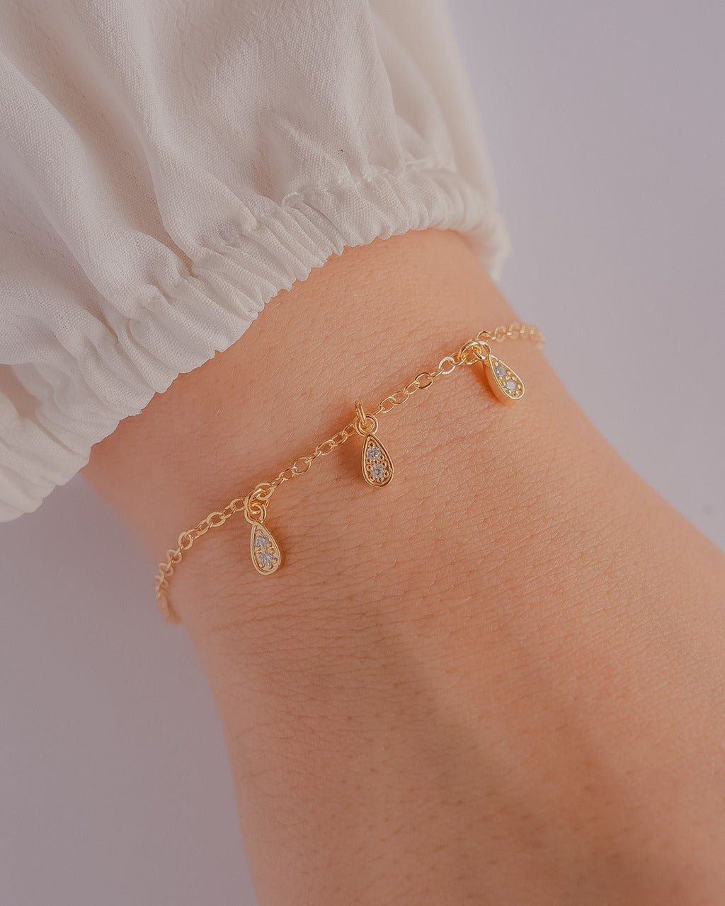 Pulseira Elos com Gotas de Microzirconias Penduradas no Dourado